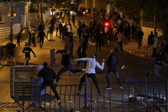 israeli police clash with palestinians as east jerusalem tensions flare during ramazan israeli police clash with palestinians as east jerusalem tensions flare during ramazan