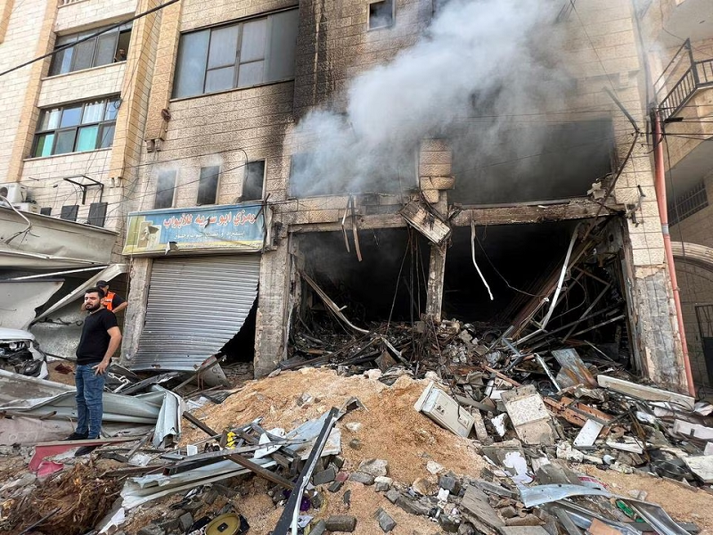 اسرائیلی فورسز نے شمالی غزہ کے مرکزی شہر پر دونوں اطراف سے حملہ کیا۔  ایکسپریس ٹریبیون
