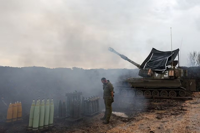 An Israeli soldier stands by a mobile artillery unit, near the Israel-Lebanon border, in northern Israel January 15, 2024. PHOTO: REUTERS