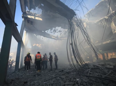 israeli airstrikes in gaza kill 35 amid brief pauses for polio vaccinations