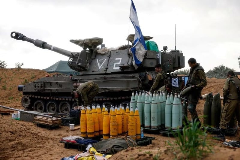 Israeli soldiers prepare shells near a mobile artillery unit in Israel, January 2. PHOTO: REUTERS