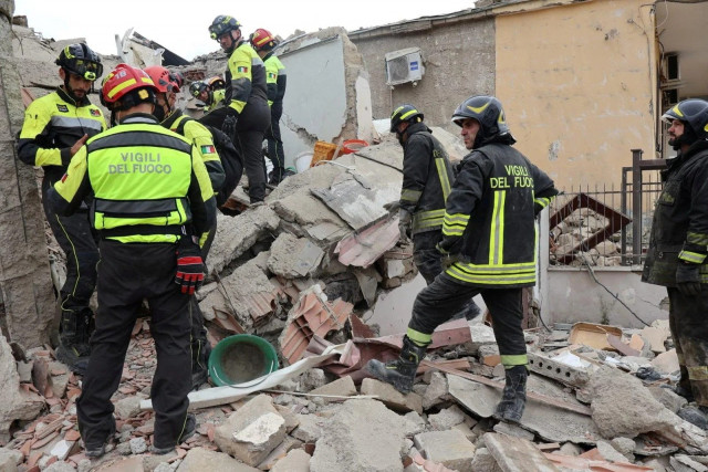 building collapsenear naples kills two kids woman