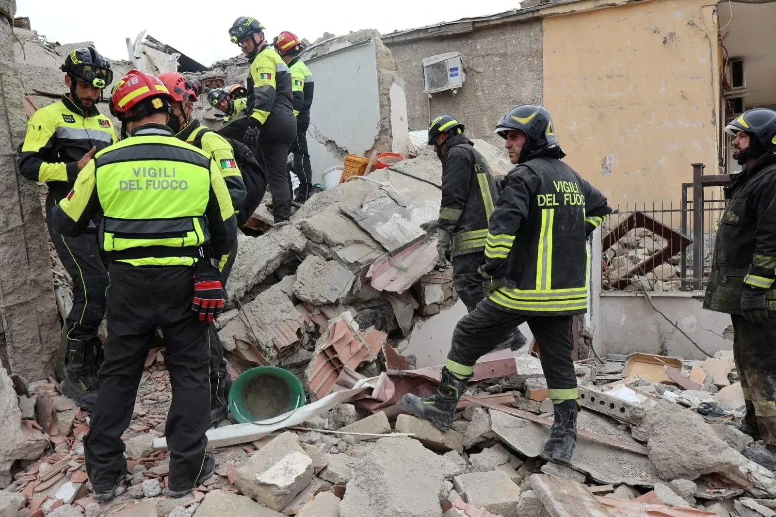 building collapsenear naples kills two kids woman building collapsenear naples kills two kids woman