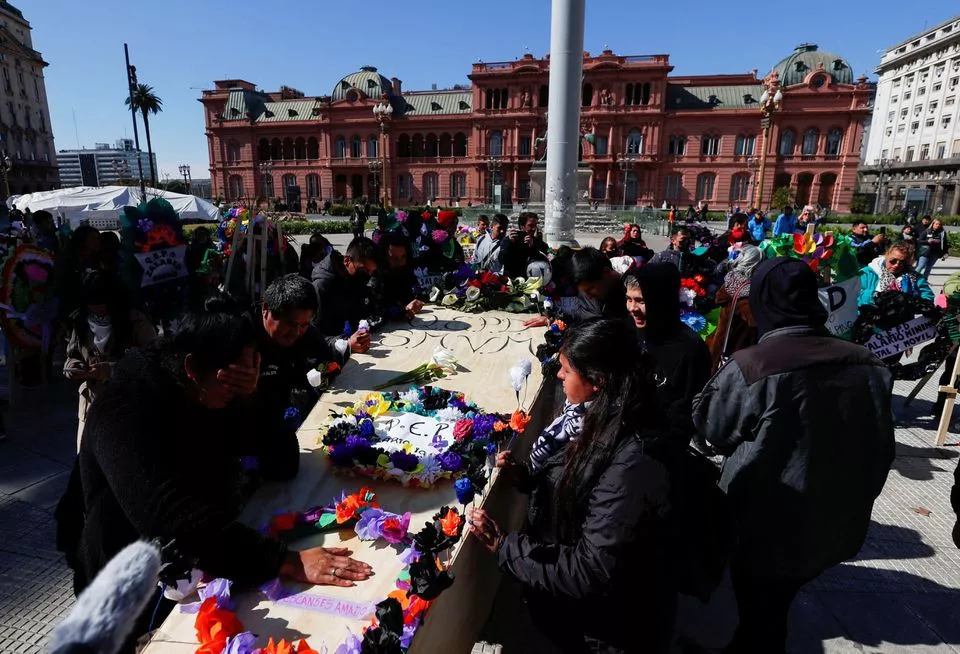 demonstrators mourn over a coffin during a symbolic funeral for their wages outside the casa rosada presidential palace in buenos aires argentina august 19 2022 reuters demonstrators mourn over a coffin during a symbolic funeral for their wages outside the casa rosada presidential palace in buenos aires argentina august 19 2022 reuters