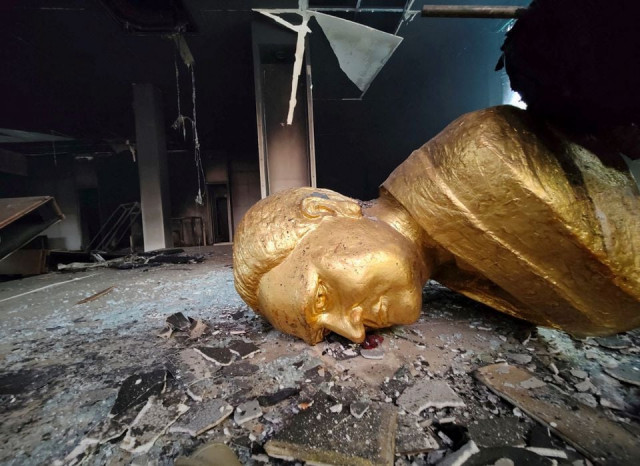 a damaged bust of d a rajapaksa father of former sri lankan prime minister mahinda rajapaksa is pictured at a museum following violent clashes between pro and anti government factions and police in weeraketiya sri lanka may 11 2022 reuters a damaged bust of d a rajapaksa father of former sri lankan prime minister mahinda rajapaksa is pictured at a museum following violent clashes between pro and anti government factions and police in weeraketiya sri lanka may 11 2022 reuters
