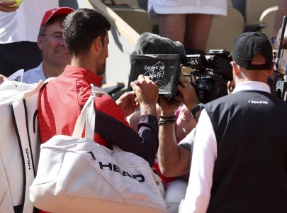djokovic courts controversy at french open