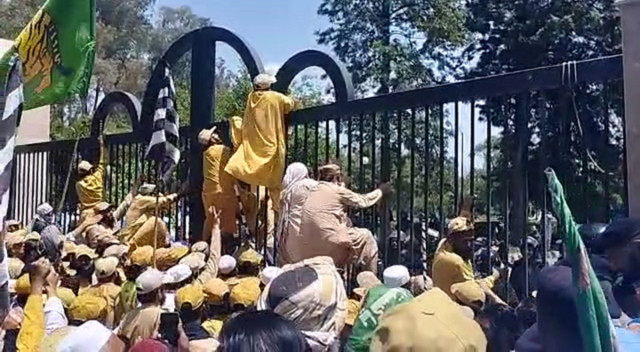 jui f workers enter the red zone in islamabad photo screengrab jui f workers enter the red zone in islamabad photo screengrab