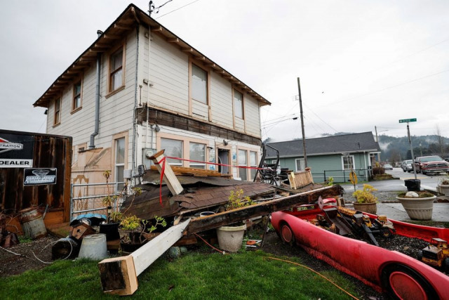 a damaged house is seen after a strong 6 4 magnitude earthquake struck off the coast of northern california in rio dell california u s december 20 2022 reuters fred greaves a damaged house is seen after a strong 6 4 magnitude earthquake struck off the coast of northern california in rio dell california u s december 20 2022 reuters fred greaves