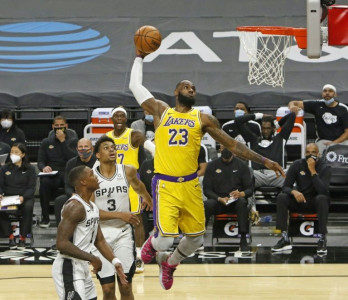 king james celebrates birthday with milestone in lakers win king james celebrates birthday with milestone in lakers win