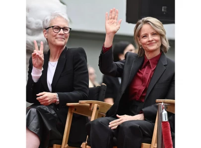jamie lee curtis honors jodie foster at hand and footprint ceremony