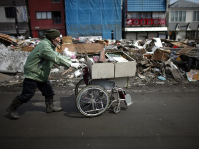 japan death toll tops 10 000 as plant smoulders