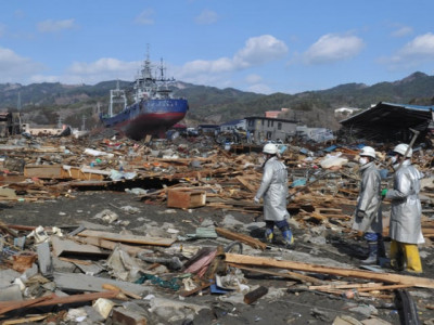 japan battles nuclear humanitarian crisis