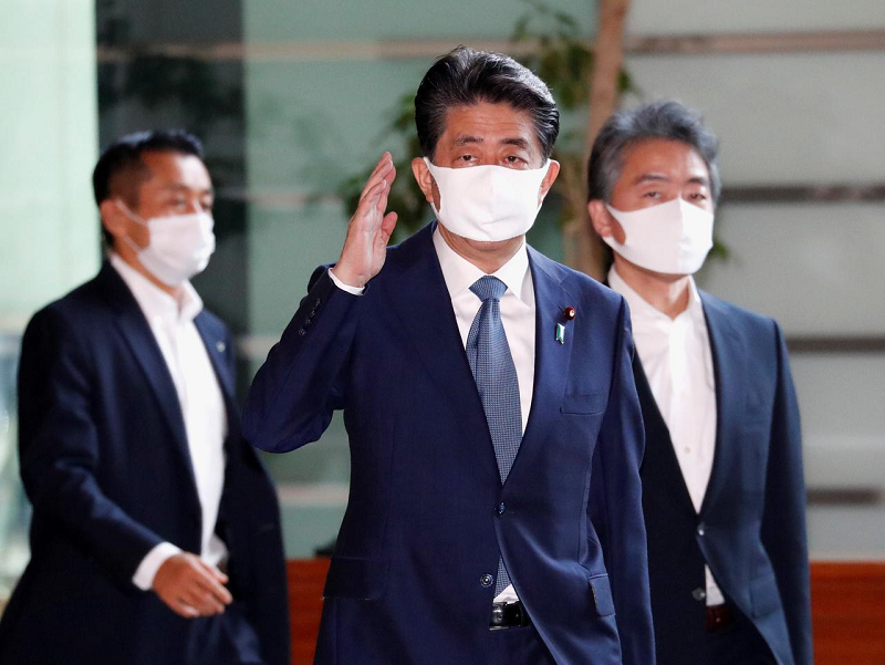 japan s prime minister shinzo abe wearing a protective face mask arrives at his official residence amid the coronavirus disease covid 19 outbreak in tokyo japan august 28 2020 photo reuters