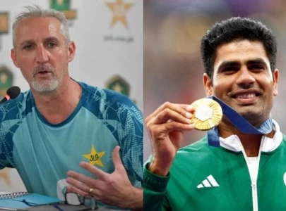 jason gillespie invites arshad nadeem to pakistan cricket team s dressing room