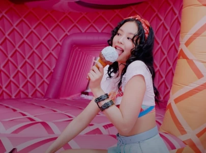 blackpink s jennie s ice cream nails are the nails of the summer lucky for us they re easy to diy blackpink s jennie s ice cream nails are the nails of the summer lucky for us they re easy to diy