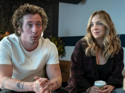 the bear cast embraces jeremy allen white s sex symbol status with humour says co star abby elliott