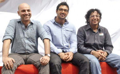 john abraham climbs up a billboard john abraham climbs up a billboard