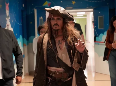 johnny depp brings joy to children as captain jack sparrow