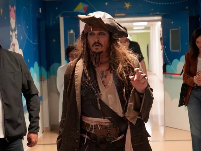 johnny depp brings joy to children as captain jack sparrow