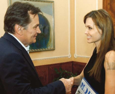 jolie to film love story set in bosnian war