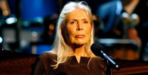 joni mitchell calls out trump at hollywood bowl concert while celebrating her return to the stage joni mitchell calls out trump at hollywood bowl concert while celebrating her return to the stage