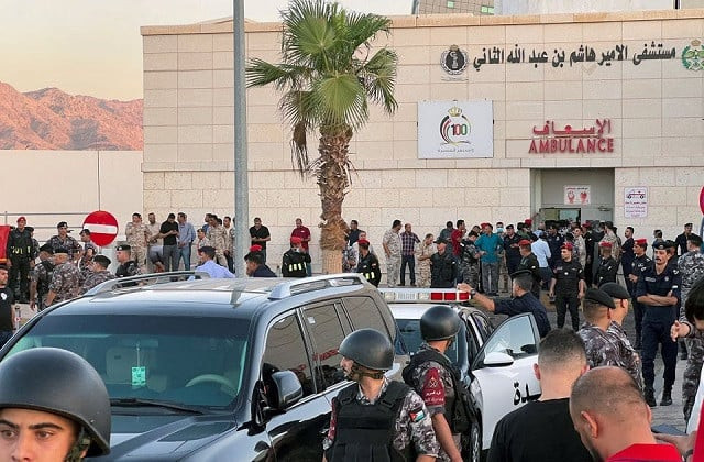 members of the jordanian gendarmerie stand outside a hospital after toxic gas leak from a storage tank in jordan s aqaba port jordan june 27 2022 photo reuters members of the jordanian gendarmerie stand outside a hospital after toxic gas leak from a storage tank in jordan s aqaba port jordan june 27 2022 photo reuters