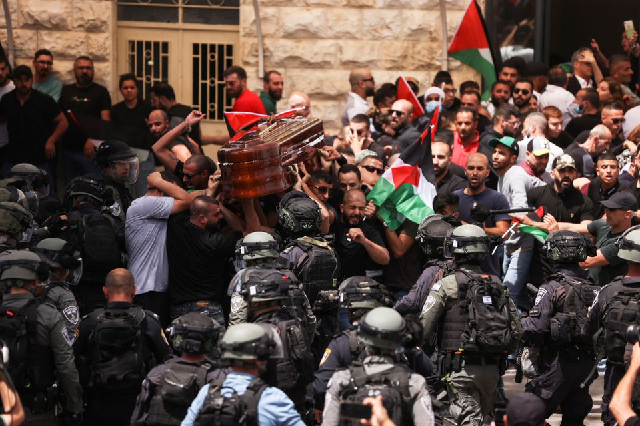 Photo of Israeli police beat mourners at funeral of slain Palestinian journalist