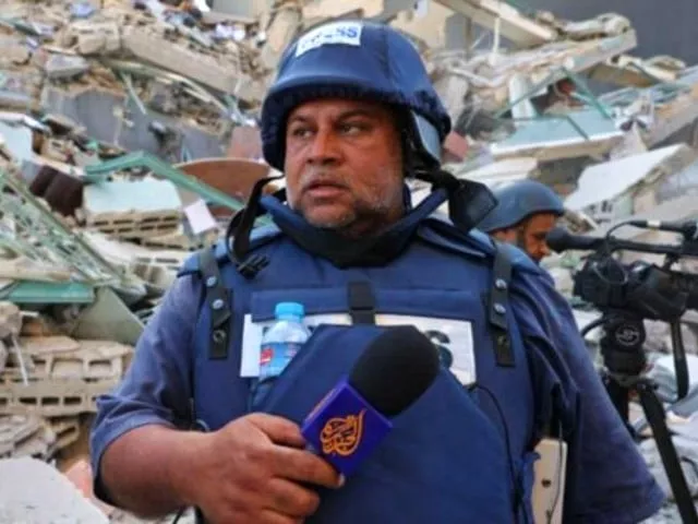 an al jazeera journalist stands before the rubble of the jala tower which was housing international press offices following an israeli airstrike in the gaza strip on may 15 2021 photo afp an al jazeera journalist stands before the rubble of the jala tower which was housing international press offices following an israeli airstrike in the gaza strip on may 15 2021 photo afp