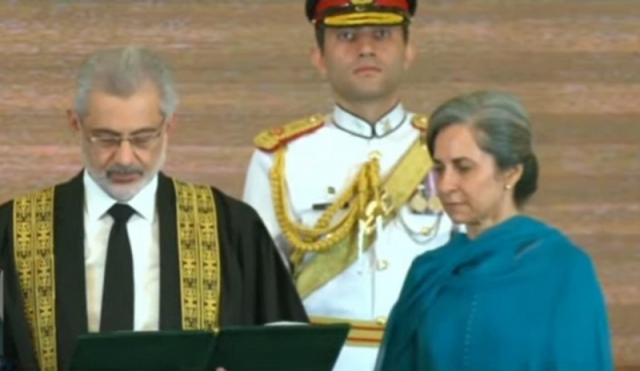 justice qazi faez isa takes oath as 29th chief justice of pakistan flanked by his wife sarina isa at a ceremony held at the president house in islamabad on september 17 2023 photo screengrab justice qazi faez isa takes oath as 29th chief justice of pakistan flanked by his wife sarina isa at a ceremony held at the president house in islamabad on september 17 2023 photo screengrab