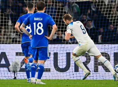 kane makes history as england squeeze past italy