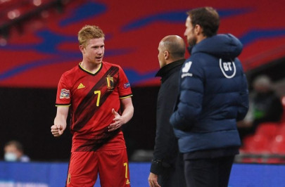 no pressure from man city to leave de bruyne out says martinez