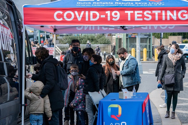 people queue at a popup covid 19 testing site in new york us december 3 2021 photo reuters