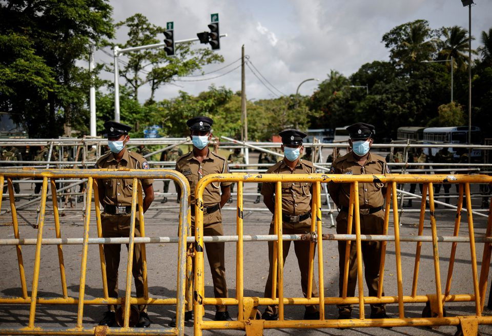 security personel stand guard outside the parliament building amid the country s economic crisis in colombo sri lanka july 16 2022 reuters