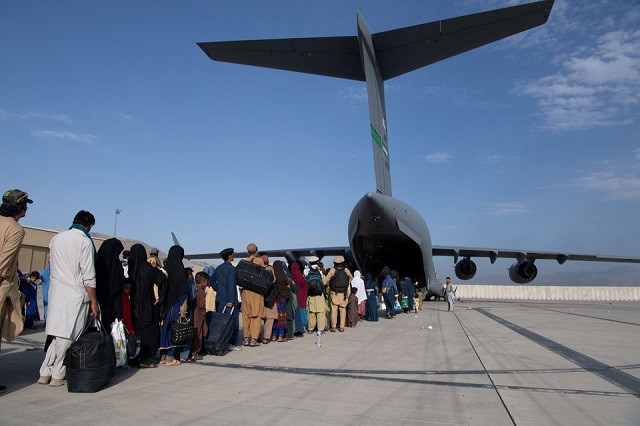 us air force loadmasters and pilots assigned to the 816th expeditionary airlift squadron load passengers aboard a us air force c 17 globemaster iii in support of the afghanistan evacuation at hamid karzai international airport in kabul afghanistan august 24 2021 photo reuters