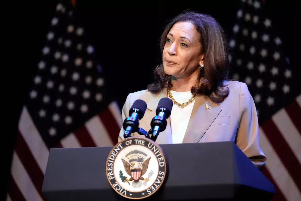 harris casts herself as underdog calls trump just plain weird harris casts herself as underdog calls trump just plain weird