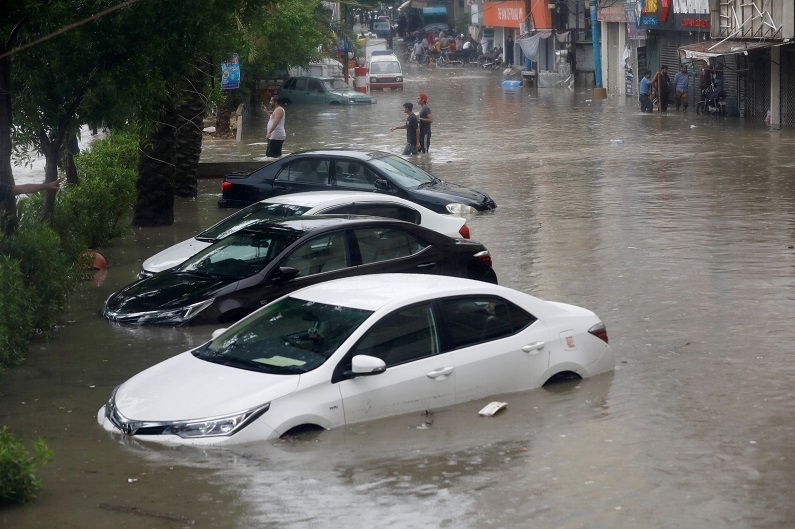 massive cloudburst dumped unprecedented rain on karachi s dha clifton