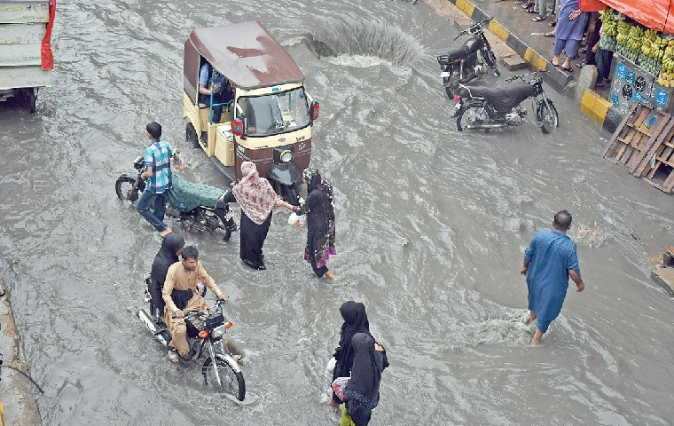 Photo of Thunderstorms lash Karachi, more rain expected