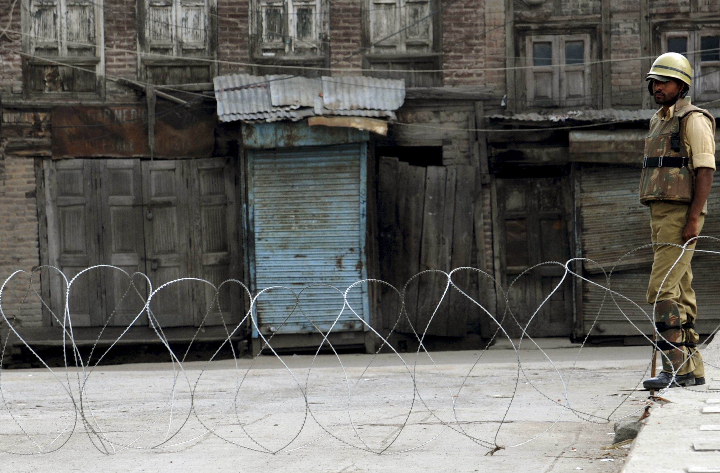 tear gas used on mourners in indian kashmir