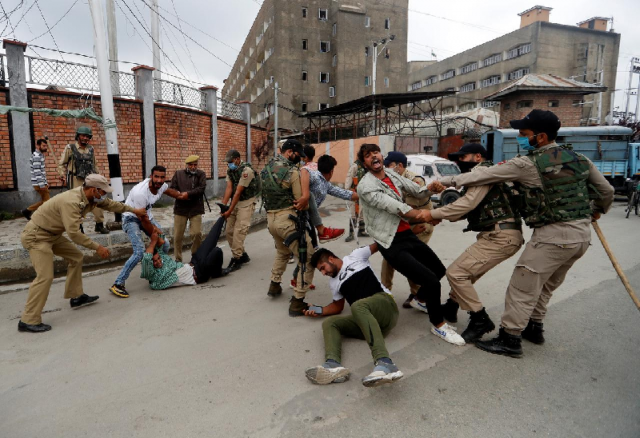 mourners are detained by iiojk police while trying to participate in a muharram procession in srinagar on august 28 2020 photo reuters mourners are detained by iiojk police while trying to participate in a muharram procession in srinagar on august 28 2020 photo reuters