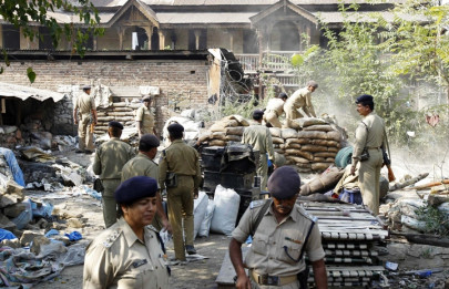india starts removing some bunkers in srinagar