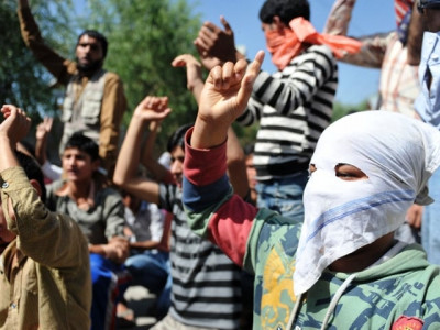 troops deployed to prevent march in indian kashmir