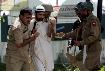 police protesters clash in indian kashmir