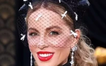 kate beckinsale shares bizarre egg laying tale about daughter s boyfriend on jimmy kimmel