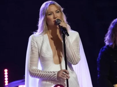 kate hudson shocks fans on the voice with performance of new song glorious