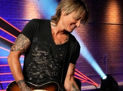 keith urban honors crystal gayle at grand ole opry s 100th anniversary with heartfelt tribute