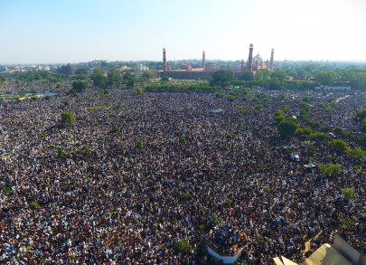 thousands pour in for khadim rizvi s funeral in lahore thousands pour in for khadim rizvi s funeral in lahore