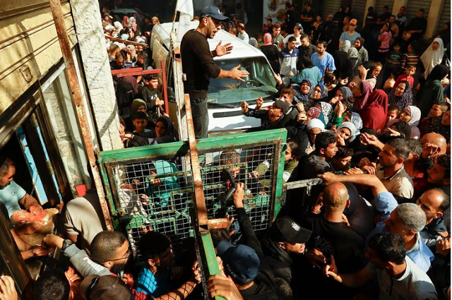 palestinians queue as they wait to buy bread from a bakery amid shortages of food supplies and fuel as israel s war on gazans continues in khan younis in the southern gaza strip november 17 2023 photo reuters