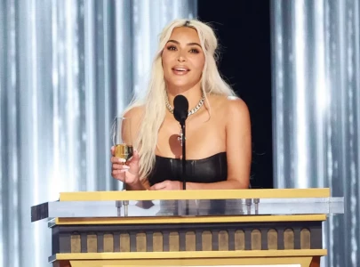 netflix edits out kim kardashian being booed at tom brady roast