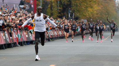 kipchoge puts new world record down to teamwork kipchoge puts new world record down to teamwork