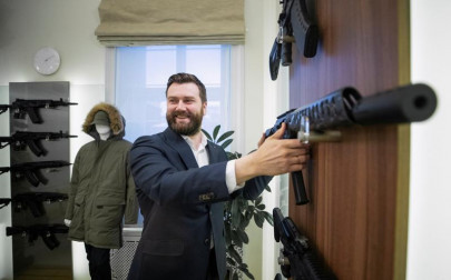 russia s kalashnikov eyes production in india woos gadget lovers with hi tech shotgun